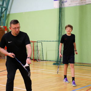 Rodzinna rywalizacja taty i syna na 3 Mikołajkowym Turnieju Rodzinnym. Zdjęcia UG Szczurowa. Kliknięcie na zdjęcie spowoduje jego powiększenie do rozmiaru oryginalnego.