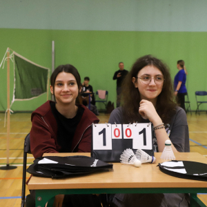 Uczennice naszej szkoły zapisujące wyniki drużyn biorących udział w turnieju. Zdjęcia UG Szczurowa. Kliknięcie na zdjęcie spowoduje jego powiększenie do rozmiaru oryginalnego.