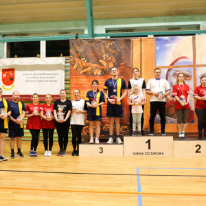 Laureaci turnieju na podium w towarzystwie Dyrekcji oraz pan Roberta Dzienia. Zdjęcia UG Szczurowa. Kliknięcie na zdjęcie spowoduje jego powiększenie do rozmiaru oryginalnego.