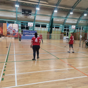 Uczestnicy 3 Mikołajkowego Rodzinnego Turnieju grają w badmintona. Kliknięcie na zdjęcie spowoduje jego powiększenie do rozmiaru oryginalnego. 