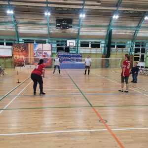 Gra w badmintona na Mikołajkowym Trurnieju. Kliknięcie na zdjęcie spowoduje jego powiększenie do rozmiaru oryginalnego. 