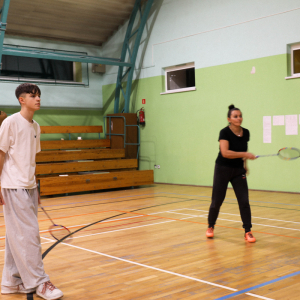 Rywalizacja mamy i syna w trakcie turnieju w badmintona. Zdjęcia UG Szczurowa. Kliknięcie na zdjęcie spowoduje jego powiększenie do rozmiaru oryginalnego.