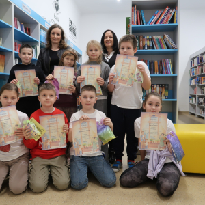 Laureaci, wyróżnieni i uczestnicy konkursu z panią Dyrektor Joanną Ozorką-Krawczyk oraz panią Marceliną Pajor. Kliknięcie na zdjęcie spowoduje jego powiększenie do rozmiaru oryginalnego.