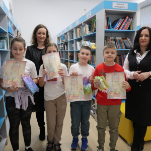 Pani Dyrektor Joanna Ozorka-Krawczyk z laureatami konkursu kl. 1-3 i wyróżnionymi oraz panią Marceliną Pajor. Kliknięcie na zdjęcie spowoduje jego powiększenie do rozmiaru oryginalnego.