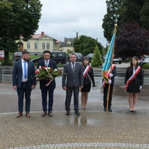 Delegacja Gminy Szczurowa pod Pomnikiem ofiar I i II wojny światowej 