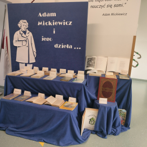Wystawa książek Adama Mickiewicza. Kliknięcie na zdjęcie spowoduje jego powiększenie do rozmiaru oryginalnego.