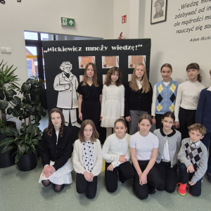 Uczestnicy konkursu związanego z obchodami 170 rocznicy śmierci Adama Mickiewicza. Kliknięcie na zdjęcie spowoduje jego powiększenie do rozmiaru oryginalnego.