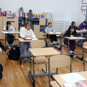 Uczniowie w trakcie pisania eseju po angielsku. Kliknięcie na zdjęcie spowoduje jego powiększenie do rozmiaru oryginalnego.