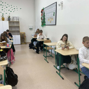 Młodzież z klasy 7 b czyta "Dziady". Kliknięcie na zdjęcie spowoduje jego powiększenie do rozmiaru oryginalnego.