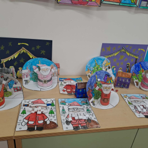 Papierowe Mikołaje i rysunki świąteczne przygotowane przez uczniów klas 1-3. Klikniecie na zdjęcie spowoduje jego powiększenie do rozmiaru oryginalnego.