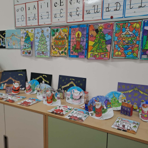 Papierowe Mikołaje i obrazki choinek przygotowane przez uczniów klasy 1 b. Klikniecie na zdjęcie spowoduje jego powiększenie do rozmiaru oryginalnego.