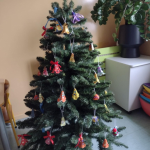 Choinka z bombkami wykonanymi przez uczniów klas 1-3 z opakowań na jajka. Klikniecie na zdjęcie spowoduje jego powiększenie do rozmiaru oryginalnego.