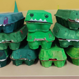 Krokodyle zrobione przez uczniów klas 1-3 z pudełek po jajkach. Klikniecie na zdjęcie spowoduje jego powiększenie do rozmiaru oryginalnego.