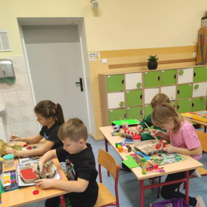 Klasa 2 a w trakcie robienia papierowych krokodyli. Klikniecie na zdjęcie spowoduje jego powiększenie do rozmiaru oryginalnego.