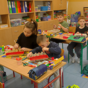 Malowanie papierowych krokodyli. Klikniecie na zdjęcie spowoduje jego powiększenie do rozmiaru oryginalnego.