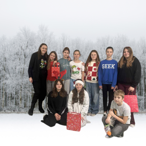 Pani Kinga Gurak-Gicala z uczniami biorącymi udział w akcji. Kliknięcie na zdjęcie spowoduje jego powiększenie do rozmiaru oryginalnego.