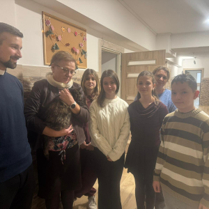 Dyrektor Domu Dziecka z księdzem Grzegorzem Wolakiem i przedstawicielami Samorządu Uczniowskiego w Szczurowej. Kliknięcie na zdjęcie spowoduje jego powiększenie do rozmiaru oryginalnego.