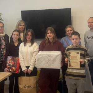 Dyrektor Domu Dziecka w Jasieniu, pani Katarzyna Biedrońska, pani Karolina Góra, pan Mateusz Solak, ksiądz Grzegorz Wolak z przedstawicielami Samorządu Uczniowskiego w trakcie przekazywania darów zgromadzonych przez społeczność Zespołu Szkół w Szczurowej dla dzieci z Domu Dziecka. Kliknięcie na zdjęcie spowoduje jego powiększenie do rozmiaru oryginalnego.