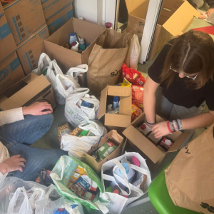 Pakowanie rzeczy ofiarowanych przez nauczycieli, rodziców, uczniów i pracowników Zespołu Szkół w Szczurowej dla wychowanków Domu Dziecka w Jasieniu. Kliknięcie na zdjęcie spowoduje jego powiększenie do rozmiaru oryginalnego.