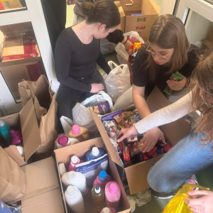 Pakowanie prezentów przez uczniów do kartonów. Kliknięcie na zdjęcie spowoduje jego powiększenie do rozmiaru oryginalnego.