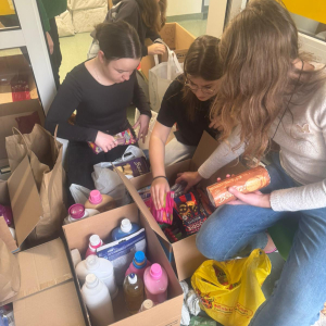 Uczniowie wkładają zebrane rzeczy do pudełka. Kliknięcie na zdjęcie spowoduje jego powiększenie do rozmiaru oryginalnego.