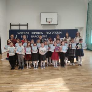 Pani Wicedyrektor Dorota Gurgul, członkowie komisji konkursowej, laureaci i uczestnicy szkolnego konkursu recytatorskiego. Kliknięci na zdjęcie spowoduje jego powiększenie do rozmiaru oryginalnego. 
