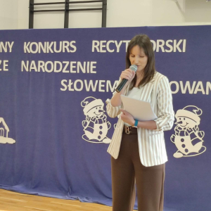 Pani Wicedyrektor Dorota Gurgul ogłasza wyniki konkursowe. Kliknięci na zdjęcie spowoduje jego powiększenie do rozmiaru oryginalnego. 