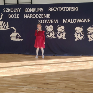 Karolina Swornowska z kl. 2 a - laureatka 3 miejsca w szkolnym konkursie recytatorskim. Kliknięci na zdjęcie spowoduje jego powiększenie do rozmiaru oryginalnego. 