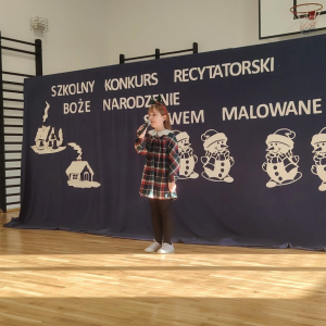 Milena Krysa z kl. 3 b laureatka 2 miejsca w trakcie recytacji wiersza.  Kliknięci na zdjęcie spowoduje jego powiększenie do rozmiaru oryginalnego. 