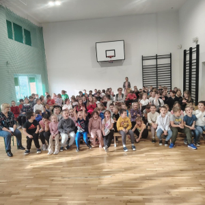Nauczyciele i uczniowie kl. 1-3 zgromadzeni na sali gimnastycznej w trakcie konkursu recytatorskiego. Kliknięci na zdjęcie spowoduje jego powiększenie do rozmiaru oryginalnego. 