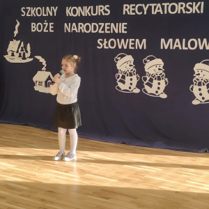 Laureatka 1 miejsca ex aequo - Julia Gicala z kl. 1 a w trakcie recytacji wiersza na konkursie. Kliknięci na zdjęcie spowoduje jego powiększenie do rozmiaru oryginalnego. 