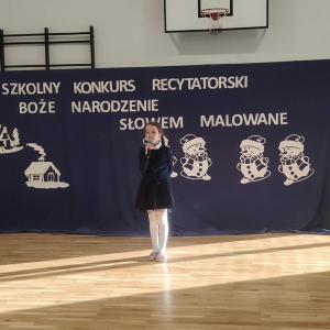 Laureatka 1 miejsca ex aequo - Milena Kabat z kl. 2 b w trakcie recytacji wiersza na konkursie. Kliknięci na zdjęcie spowoduje jego powiększenie do rozmiaru oryginalnego. 
