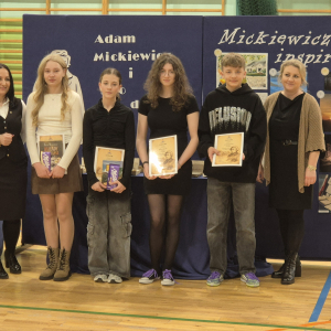 Pani Dyrektor Joanna Ozorka-Krawczyk i pani Karolina Góra z laureatami i uczestnikami konkursu wiedzy o Adamie Mickiewiczu. Kliknięcie na zdjęcie spowoduje jego powiększenie do rozmiaru oryginalnego.
