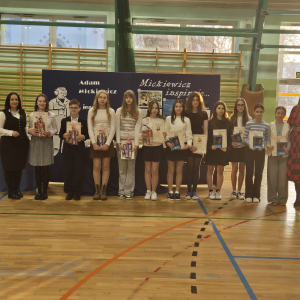 Pani Dyrektor Joanna Ozorka-Krawczyk i pani Hałyna Seńczyk z laureatami i osobami biorącymi udział w konkursie eseju dotyczącego Adama Mickiewicza. Kliknięcie na zdjęcie spowoduje jego powiększenie do rozmiaru oryginalnego.
