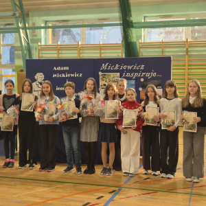 Pani Dyrektor Joanna Ozorka-Krawczyk i panie Małgorzata Tracz i Małgorzata Wojtala z laureatami i osobami biorącymi udział w konkursie recytatorskim dotyczącym patrona naszej szkoły Adama Mickiewicza. Kliknięcie na zdjęcie spowoduje jego powiększenie do rozmiaru oryginalnego.