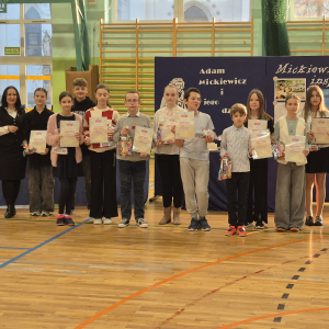 Pani Dyrektor Joanna Ozorka-Krawczyk i pani Magdalena Małek z laureatami i uczestnikami konkursu plastycznego związanego z Adamem Mikiewiczem. Kliknięcie na zdjęcie spowoduje jego powiększenie do rozmiaru oryginalnego.