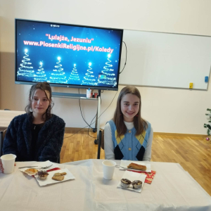 Uczennice klasy 5 b w trakcie Wigilii. Kliknięcie na zdjęcie spowoduje jego powiększenie do rozmiaru oryginalnego.