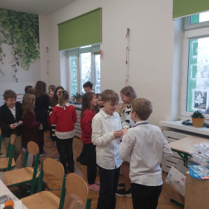 Składanie życzeń przez uczniów klasy 4 b. Kliknięcie na zdjęcie spowoduje jego powiększenie do rozmiaru oryginalnego.