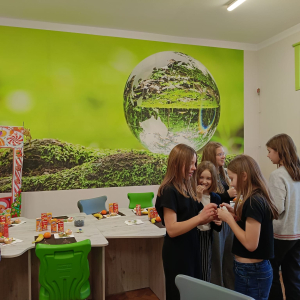 Uczniowie klasy 5 a łamią się opłatkiem. Kliknięcie na zdjęcie spowoduje jego powiększenie do rozmiaru oryginalnego.