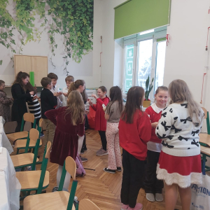 Klasa 4 b łamie się opłatkiem. Kliknięcie na zdjęcie spowoduje jego powiększenie do rozmiaru oryginalnego.