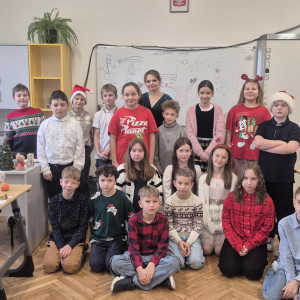 Pani Magdalena Małek wraz z uczniami klasy 4 a podczas klasowej Wigilii. Kliknięcie na zdjęcie spowoduje jego powiększenie do rozmiaru oryginalnego.