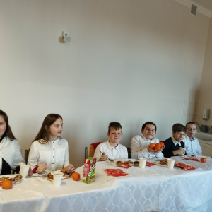 Klasa 5 b w trakcie klasowej Wigilii. Kliknięcie na zdjęcie spowoduje jego powiększenie do rozmiaru oryginalnego.