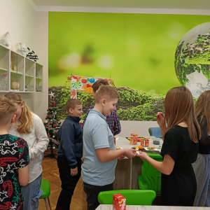 Składanie sobie życzeń przez uczniów klasy 5 a. Kliknięcie na zdjęcie spowoduje jego powiększenie do rozmiaru oryginalnego.