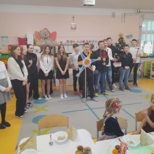 Uczniowie klasy 7 b z gwiazdą śpiewają kolędy dla przedszkolaków. Kliknięcie na zdjęcie spowoduje jego powiększenie do rozmiaru oryginalnego.