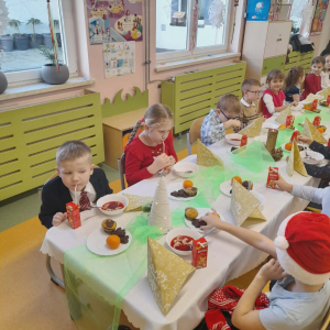 Przedszkolaki jedzą barszcz z uszkami na Wigilii. Kliknięcie na zdjęcie spowoduje jego powiększenie do rozmiaru oryginalnego.