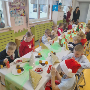 Wigilia w oddziale przedszkolnym. Kliknięcie na zdjęcie spowoduje jego powiększenie do rozmiaru oryginalnego.