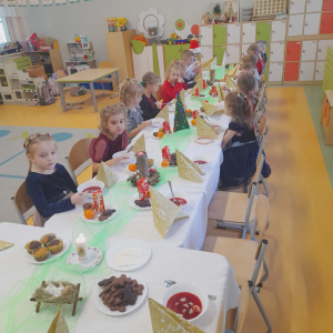 Przedszkolaki w trakcie szkolnej Wigilii. Kliknięcie na zdjęcie spowoduje jego powiększenie do rozmiaru oryginalnego.