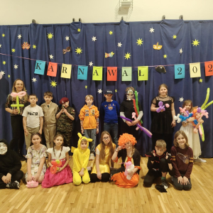 Klasa 3 a razem z wychowawczynią pozują na tle dekoracji karanwałowej. Kliknięcie na zdjęcie spowoduje jego powiększenie do rozmiaru oryginalnego.