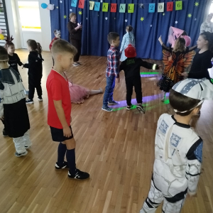 Uczniowie klas 1-3 bawią się w trakcie zabawy karanawałowej. Kliknięcie na zdjęcie spowoduje jego powiększenie do rozmiaru oryginalnego.