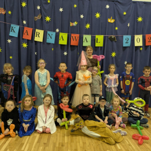 Wychowawca przedszkolaków wraz z dziećmi przebranymi za różne postacie z bajek, superbohaterów z okazji zabawy karnawałowej. Kliknięcie na zdjęcie spowoduje jego powiększenie do rozmiaru oryginalnego.